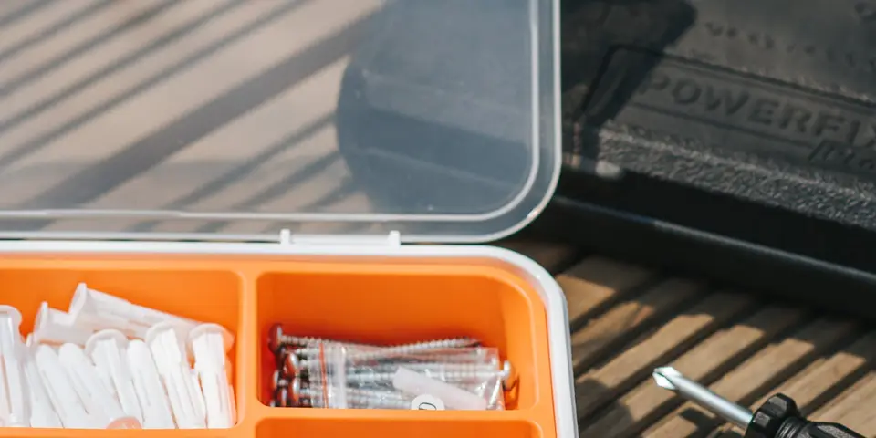 Sortierbox mit Schrauben und Feinwerkzeug für die Smartphone-Reparatur